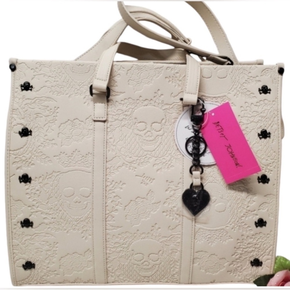 Betsey Johnson cream Halloween embossed Skull tote w Skull Keychain 2024